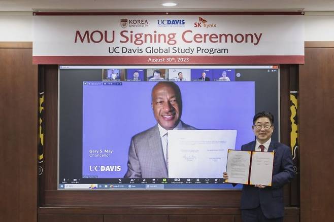 김동원 고려대 총장(오른쪽)이 개리 S. 메이 미국 UC Davis 총장과 협약식에서 비대면으로 기념사진을 촬영하고 있다. / [사진제공=고려대]