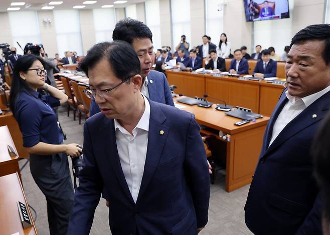 이만희 여당 행안위 간사가 31일 국회에서 열린 행정안전위원회 전체회의에서 ‘이태원 참사 특별법’ 처리에 반발하며 퇴장하고 있다. 2023.8.31. 뉴스1