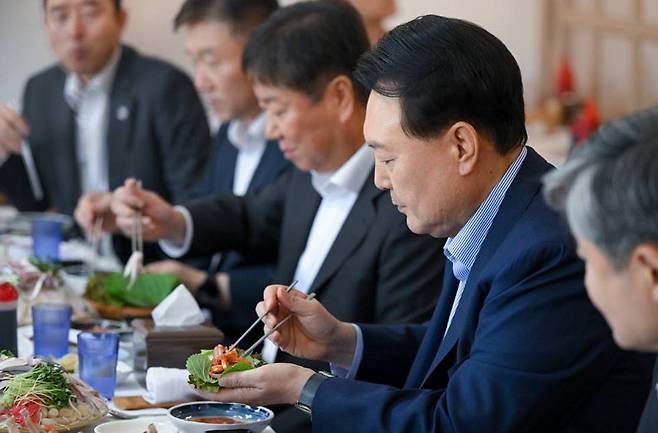 윤석열 대통령이 31일 서울 동작구 노량진수산시장을 찾아 한 식당에서 우리 수산물로 점심식사를 하고 있다. 대통령실 제공