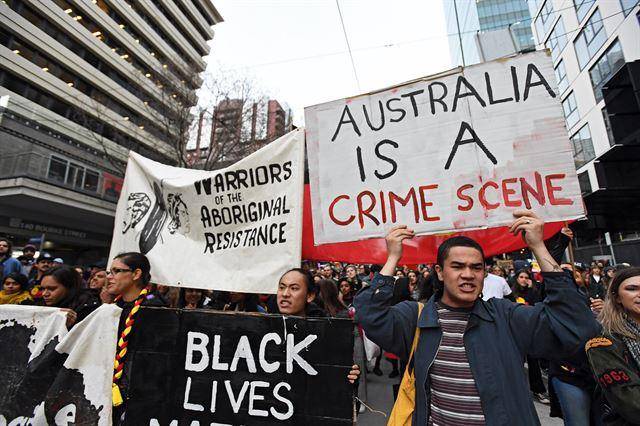 2018년 호주 멜버른에서 시민들이 14세 원주민 소년 사망을 둘러싼 법원 판결에 항의하며 거리 시위를 하고 있다. 멜버른=EPA 연합뉴스