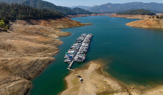 지난해10월 16일 미국 캘리포니아주 레이크헤드의 샤스타 호수 선착장에 보트가 정박하고 있다. 미국 서부에 가뭄이 계속되면서 샤스타 호의 저수율은 32%까지 떨어졌다. AFP=연합뉴스