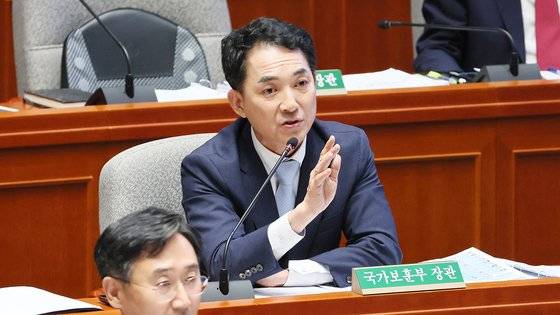 박민식 국가보훈부 장관이 30일 국회에서 열린 예산결산특별위원회 전체회의에서 의원 질의에 답변하고 있다. 연합뉴스