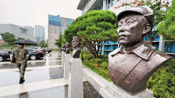 국방부가 육군사관학교 교내뿐 아니라 국방부 청사 앞에 설치된 고(故) 홍범도 장군 흉상에 대해서도 필요시 이전을 검토하고 있다고 밝힌 28일 서울 용산구 국방부 청사 앞에 설치된 고 홍범도 장군 흉상 모습. 연합뉴스