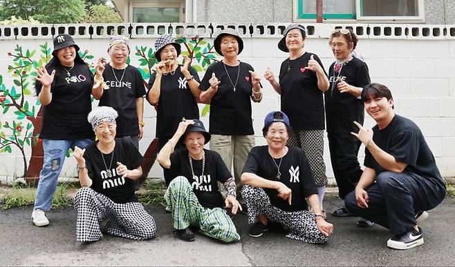 시 쓰는 할머니로 알려진 경북 칠곡군 지천면 신4리 할머니들이 래퍼그룹 ‘수니와 칠공주’ 창단식을 개최하고 기념촬영을 하고 있다. 칠곡군 제공