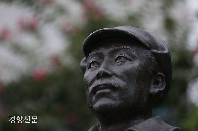 지난 28일 서울 용산구 국방부 청사 앞에 설치된 고 홍범도 장군 흉상. 김창길 기자