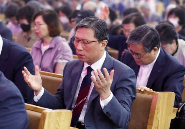 성회에 참석중인 이인선 사무총장.