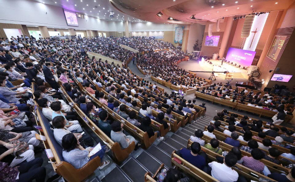 선한목자교회에서 열린 4번째 기념 성회. 성도들이 3500석의 예배당을 가득 채웠다.