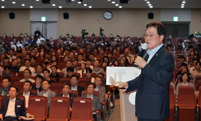 박완수 경남지사가 31일 오후 도청 신관 대강당에서 간부 공무원과 직원들을 상대로 청렴 특강을 하고 있다. 경남도 제공