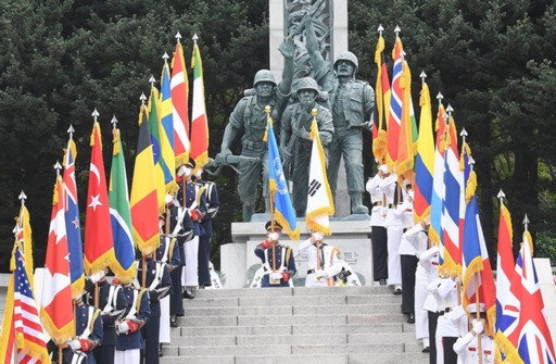 지난해 ‘인천상륙작전 72주년 전승 기념식’이 열린 인천 연수구 인천상륙작전기념관에서 6·25 전쟁 참전국 국기를 든 기수단이 도열하고 있다. 경기일보DB