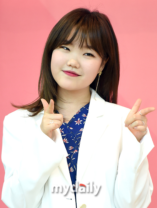 Lee Soo-hyun, a mixed duo of Evil community (AKMU), confessed what he felt during his three-year slump and vowed to stand up.Lee Soo-hyun posted a lengthy article on the 31st, saying, At this point when the Lovely (Love Lee) activity is being completed, I would like to talk a little bit about it.I think its been about three years, he said.I promised myself that I should live a long time, which was a long time for me, and I wanted to live again.  I was really worried and scared while preparing for Come Back, thanks to the cheering of my family, friends and colleagues who love me and love me. He said.I knew that there were a lot of people who loved me singing and laughing all the time, so I did not want to show me what I am now, and I did not want to get out of my house, so my time was in for a long time. Confessions.But then, someone said.The reason people love the Evil community is that they grow up and grow up with the public from a young age, and they sing and express honestly without lie to their age, he said. I do not pretend to be too hard on this activity, I was willing to show me what I am now, even if I was hated or hated. He said, But I am a much more loving person than I thought.Looking at a lot of worries, consolations and Cheerings writings, I was so encouraged and comforted that I could not see my face as well as my daughter, my nephew, my sister and my sister, I think I had a lot of thought to love and take care of myself. My brother, who has made a lot of effort not to focus on this album and support me, and many broadcasting station officials who have been glad to see me in the long vacancy, I would have been very worried, Our fans are also full of gratitude. Lee Soo-hyun said, Lovely (Love Lee) has made my stopping time move and it just started flowing again.If you do not mind, I would like to go up one step harder in the affectionate Cheering that you send me.  If you wait for me with a warmer eye, I will sing and repay you constantly until the day your vocal cords are functioning.I will return the happy moments I received as a gift. Thank you. Lee Soo-hyuns brother Lee Chan-hyuk commented on the post.He said, Next time you post such a serious article, take charge of the inspection and upload it. Because there are too many paragraph spacing and there are some parts that are not good enough. He humorously conveyed Cheerings message.Lee Chan-hyuk, who always keeps his brother Lee Soo-hyuns side, has laughed many peoples comments.Lee Chan-hyuk was not the only one who cheered Lee Soo-hyun. The group Red Velvet Yeri, who was born in 1999 and is a friend of the same age, said I love you and gave a short and bold affection. Actor Kim Bo-ra said, Wait.Lets take a walk often because its cool, he promised a normal routine.Singer Harim added an emoticon with two eyes turned into a heart, saying, I am a precious Claudia Kim, a bottom, and actress Kim Hee-jung also expressed her heart with three hearts saying Thank you Claudia Kim.