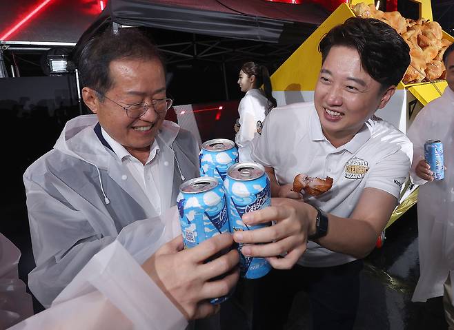 이준석 전 국민의힘” 대표와 홍준표 대구시장이 30일 대구 달서구 두류야구장에서 개막한 '2023 대구치맥페스티벌' 개막식에 참석하고 있다. [연합]