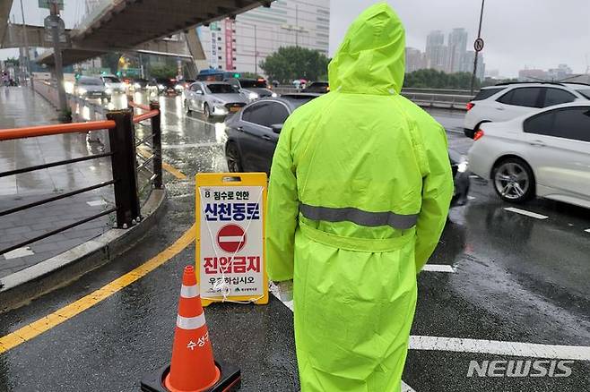 [대구=뉴시스] 신천동로 교통 통제. (사진 = 뉴시스 DB) 2023.07.18. photo@newsis.com