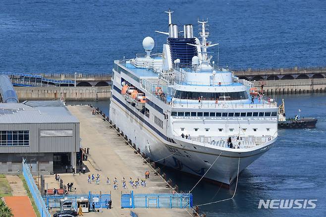 [제주=뉴시스] 우장호 기자 = 중국 국적의 크루즈 '블루드림스타호(Blue Dream Star·2만4782t)가 31일 오후 제주시 건입동 제주국제여객선터미널 크루즈전용부두에 입항하고 있다. '한한령(한류제한령)' 이후 처음 중국인 단체관광객 680여명을 태우고 제주에 기항한 크루즈선은 약 8시간 가량 머물다 일본 나가사키로 떠날 예정이다. (제주도사진기자회) 2023.08.31. woo1223@newsis.com