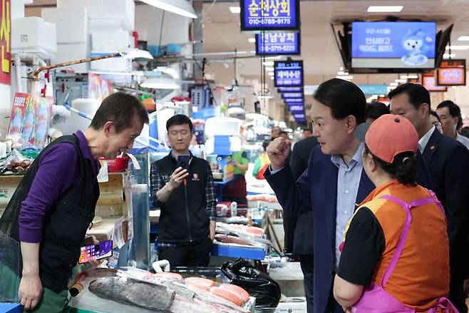 [서울=뉴시스] 윤석열 대통령이 31일 서울 동작구 노량진수산시장을 찾아 상인을 격려하고 있다. (사진=대통령실 제공) 2023.08.31. photo@newsis.com *재판매 및 DB 금지