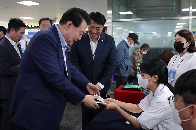 [서울=뉴시스] 윤석열 대통령이 31일 서울 동작구 노량진수산시장을 찾아 '전통시장 온누리 상품권 환급행사장’에 방문해 직접 구매한 영수증으로 온누리 상품권을 환급받고 있다. (사진=대통령실 제공) 2023.08.31. photo@newsis.com *재판매 및 DB 금지