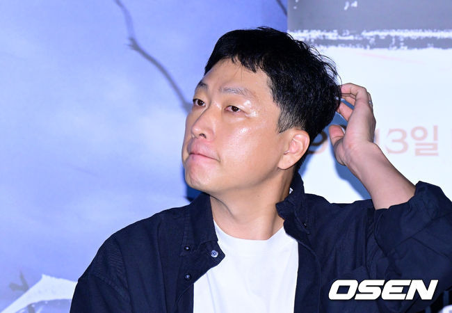 [OSEN=지형준 기자] 31일 오후 서울 자양동 롯데시네마 건대입구에서 영화 '치악산' 언론배급시사회 및 기자간담회가 열렸다.‘치악산’은 40년 전 의문의 토막 시체가 발견된 치악산에 방문한 산악바이크 동아리 ‘산가자’ 멤버들에게 일어난 기이한 일들을 그린 리얼리티 호러.김선웅 감독이 간담회를 하고 있다. 2023.08.31 /jpnews@osen.co.kr