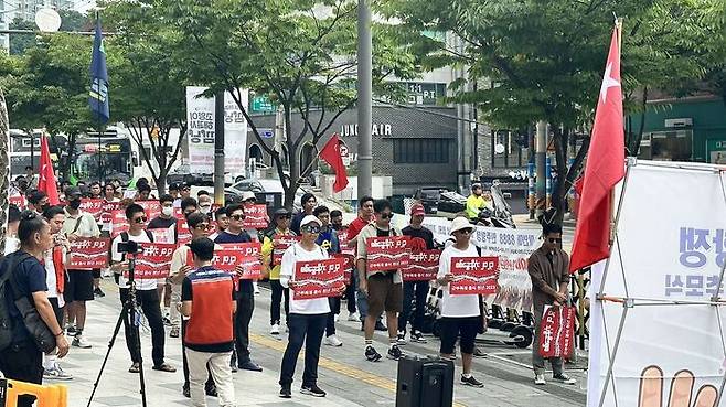 지난 6일 서울 미얀마대사관 무관부 앞에서 미얀마인 100여 명이 개최한 군부 규탄 집회
