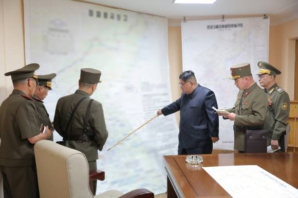 북한, 한미 연합연습 대응 ‘전군지휘훈련’ 진행 - 북한이 한미 연합연습에 대응하기 위한 ‘전군지휘훈련’을 진행 중이라고 31일 노동당 기관지 노동신문이 보도했다. 신문은 이번 훈련이 “남반부 전 영토를 점령하는데 총적 목표를 둔 훈련”이라고 밝혔다. 김정은 노동당 총비서는 지난 29일 훈련 개시일에 맞춰 이번 훈련을 총괄하는 인민군 총참모부를 찾아 훈련 상황을 점검했다. 노동신문/뉴스1