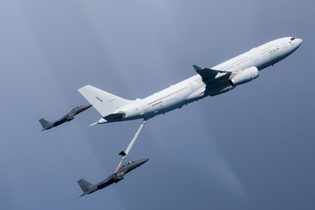 서해상에서 공중 급유작전을 펼치는 다목적 공중급유수송기 ‘KC-330 시그너스’. 사진 제공=공군