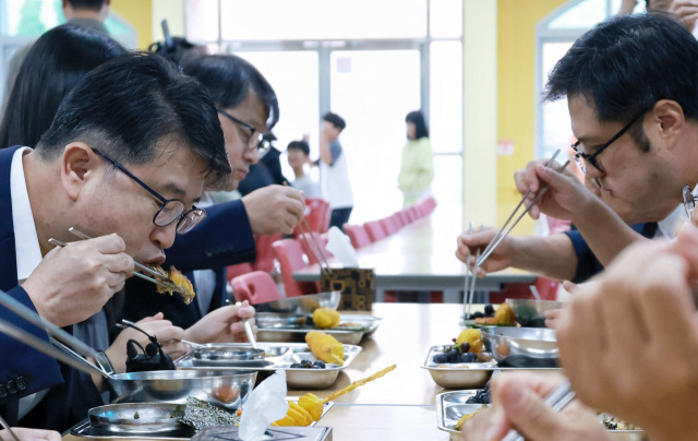 장상윤 교육부 차관이 30일 충남 부여의 백제초등학교 급식실에서 학생들과 식사하고 있다. 사진=연합뉴스