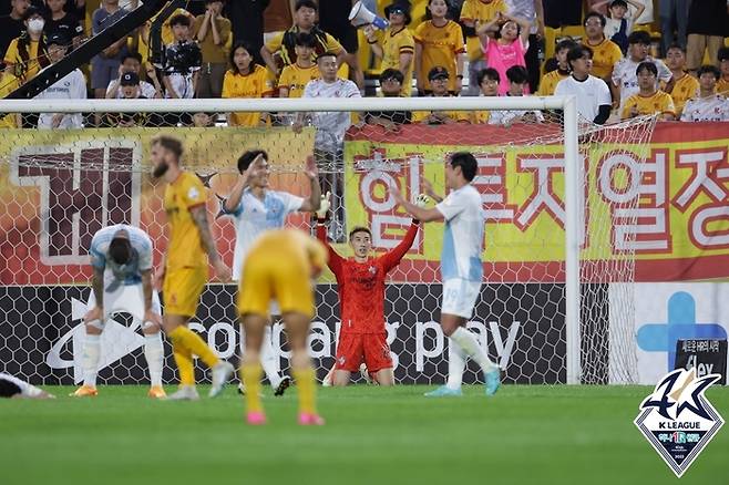 기뻐하는 울산 선수들(흰색 유니폼)과 실망하는 광주 선수들 | 프로축구연맹 제공