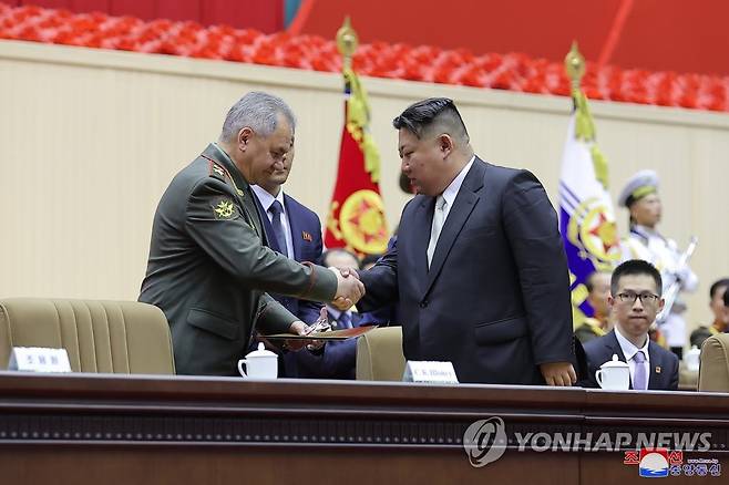 7월 쇼이구 러 국방장관과 악수하는 김정은 북한 국무위원장 [평양 조선중앙통신=연합뉴스 자료사진]
    [국내에서만 사용가능. 재배포 금지. For Use Only in the Republic of Korea. No Redistribution] nkphoto@yna.co.kr