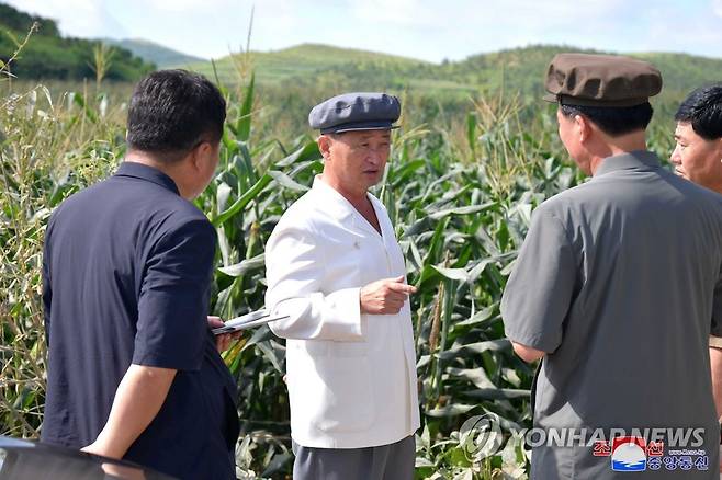 지난 8일 황주군 대동농장 시찰한 김덕훈 [조선중앙통신 연합뉴스 자료사진. 국내에서만 사용가능. 재배포 금지. For Use Only in the Republic of Korea. No Redistribution]