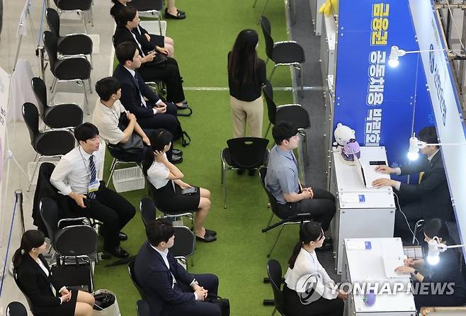 면접 보는 취업준비생들 [연합뉴스 자료사진]