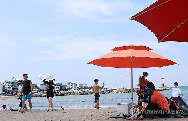 가는 여름이 아쉬워 (제주=연합뉴스) 백나용 기자 = 제주지역 해수욕장 폐장 전 마지막 주말인 27일 오후 제주시 이호테우해수욕장을 찾은 피서객들이 모래사장을 걷거나 물놀이하며 주말을 보내고 있다. 제주 해수욕장은 오는 31일 폐장한다. 2023.8.27 dragon.me@yna.co.kr