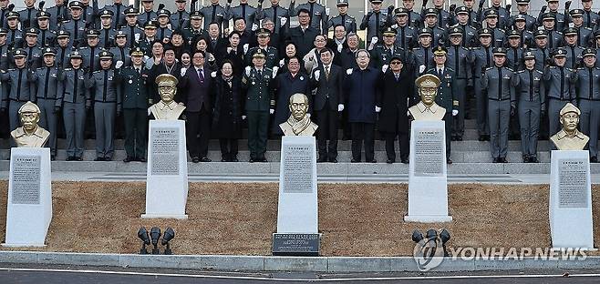 2018년 3월 1일 서울 육군사관학교에서 열린 홍범도 장군 등 독립전쟁 영웅 5인 흉상 제막식 모습.
 [연합뉴스 자료사진]