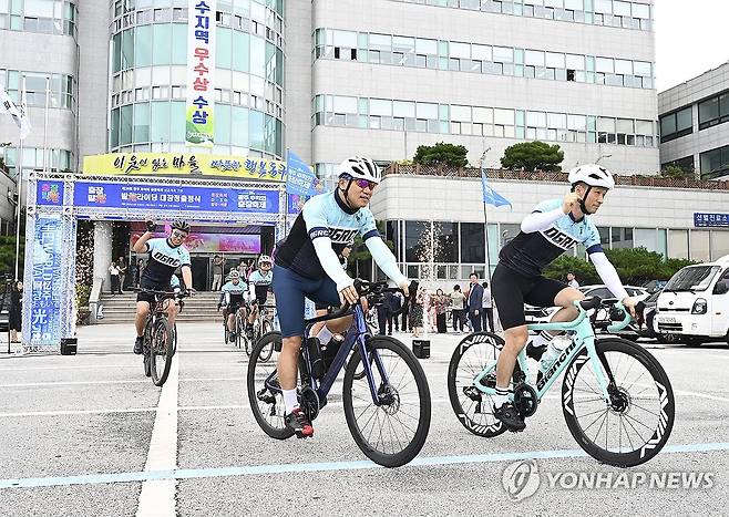 광주 충장축제 '자전거 홍보단' 출정 (광주=연합뉴스) 광주 동구는 한달 앞으로 다가온 '제20회 광주 추억의 충장축제'와 '제2회 광주 버스킹 월드컵' 홍보를 위해 이색 자전거 홍보단을 출정했다고 31일 밝혔다. 사진은 출정식이 열리는 모습. 2023.8.31 [광주 동구 제공. 재판매 및 DB 금지] iny@yna.co.kr