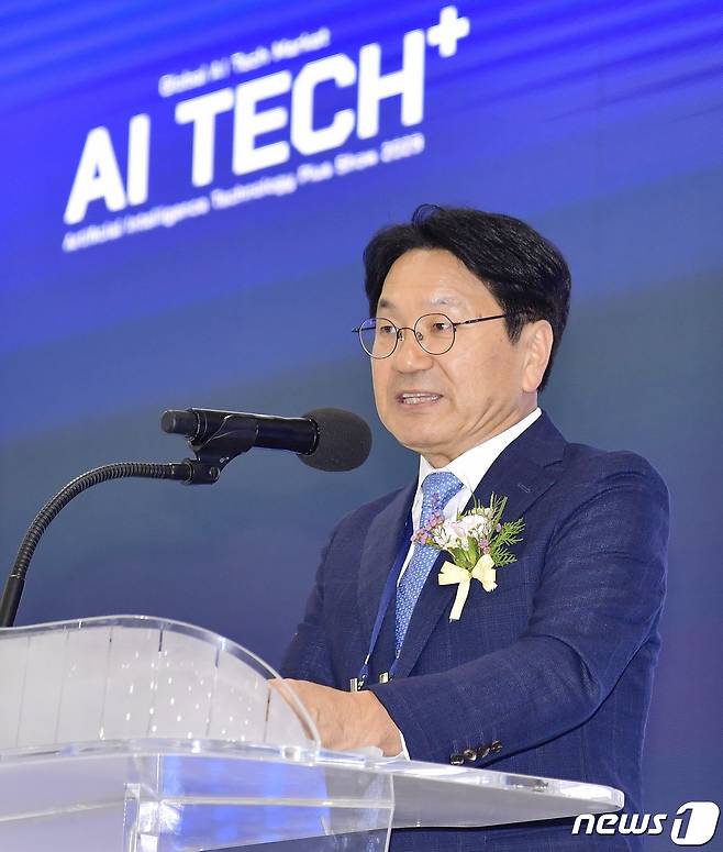 강기정 광주시장이 30일 오후 김대중컨벤션센터에서 열린 국제 인공지능 전시회 'AI TECH+ 2023' 개막식에 참석해 환영사를 하고 있다.(광주시 제공)2023.8.30/뉴스1