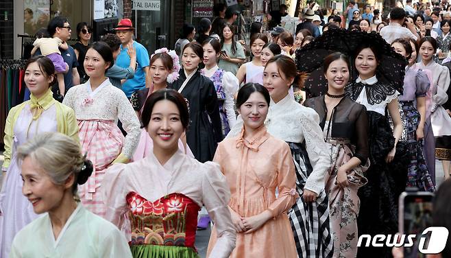 31일 오후 서울 종로구 인사동에서 열린 '2023 인사동 엔틱&아트페어 개막식'에서 전통의상 퍼레이드가 펼쳐지고 있다. 2023.8.31/뉴스1 ⓒ News1 장수영 기자