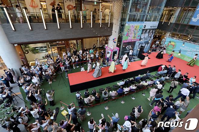 31일 오후 서울 종로구 인사동에서 열린 '2023 인사동 엔틱&아트페어 개막식'에서 한복 패션쇼가 펼쳐지고 있다. 2023.8.31/뉴스1 ⓒ News1 장수영 기자