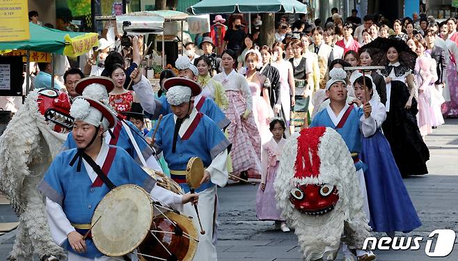 31일 오후 서울 종로구 인사동에서 열린 '2023 인사동 엔틱&아트페어 개막식'에서 전통의상 퍼레이드가 펼쳐지고 있다. 2023.8.31/뉴스1 ⓒ News1 장수영 기자
