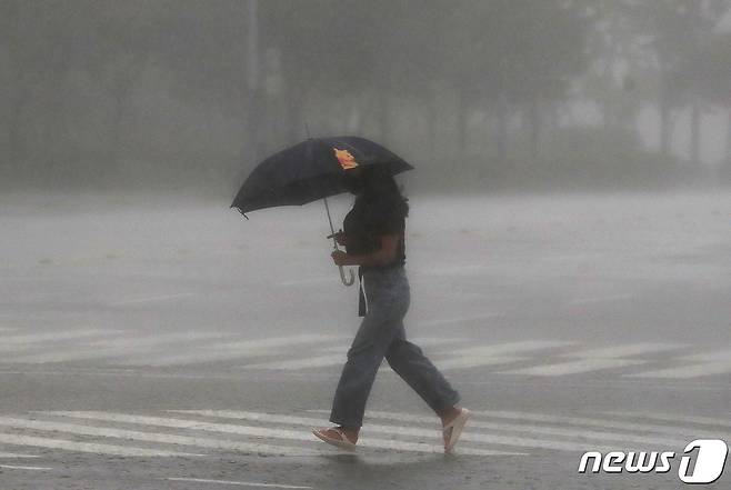 29일 오후 부산 사상구 명지동 일대에 장대비가 내린 가운데 우산을 쓴 시민이 발걸음을 재촉하고 있다. 2023.8.29/뉴스1 ⓒ News1 윤일지 기자