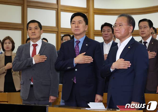 김기현 국민의힘 대표와 윤재옥 원내대표가 1일 오전 서울 여의도 국회 의원회관에서 열린 정책의원총회에서 국기에 경례를 하고 있다. 2023.9.1/뉴스1 ⓒ News1 송원영 기자