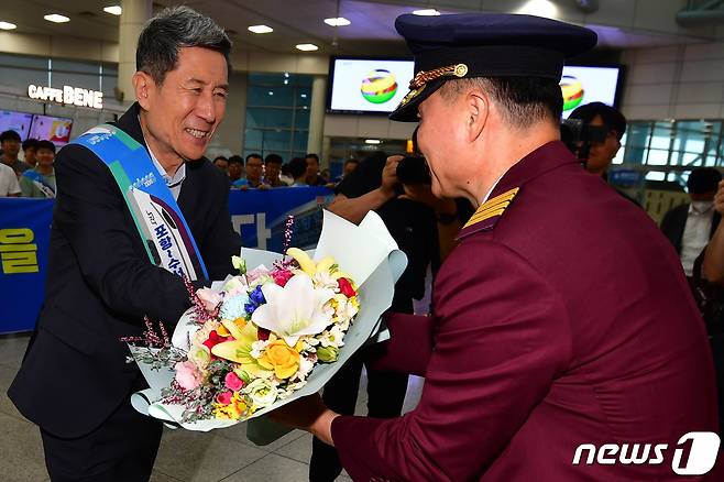 이강덕 경북 포항시장이 1일 오전 포항역에서 서울 수서발 첫 번째 SRT고속열차 기장에게 축하 꽃다발을 전달하고 있다. 2023.9.1/뉴스1 ⓒ News1 최창호 기자