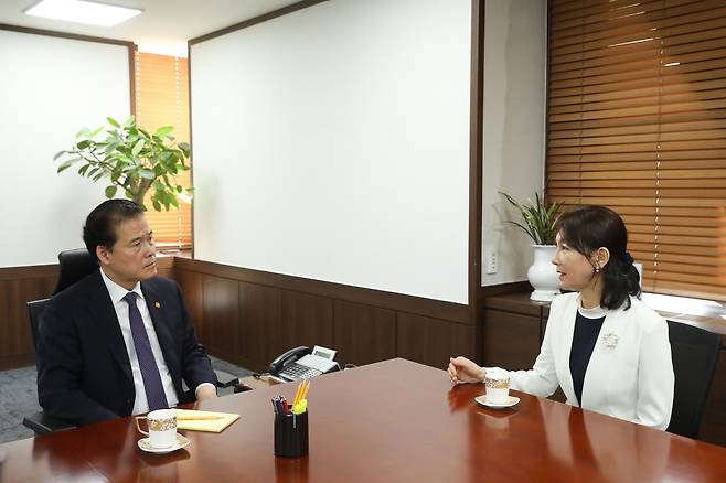 1일 김영호 통일부 장관이 서울 종로구 정부서울청사에서 이신화 북한인권국제협력대사를 접견하고 있다.(통일부 제공)