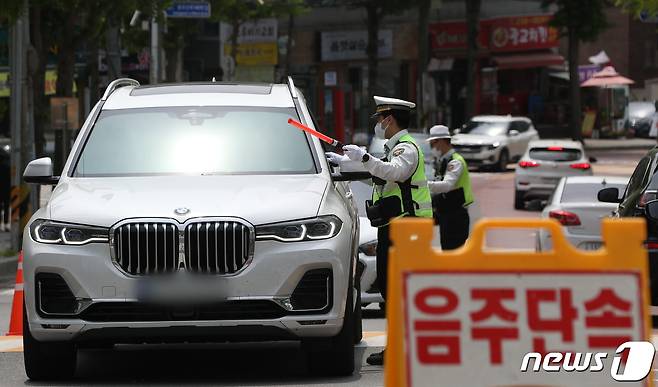 30일 오후 경기 수원시 장안구 광교산 인근 스쿨존에서 경찰관들이 음주단속을 하고 있다. 2023.4.30/뉴스1 ⓒ News1 김영운 기자