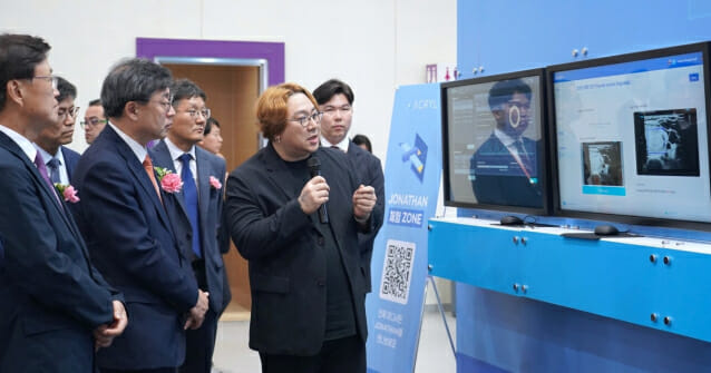 박외진 아크릴 대표가 지난 6월말 서울 코엑스에서 열린 AI행사에서 박윤규 과기정통부 차관에게 자사가 개발한 AI서비스를 위한 플랫폼 '조나단'을 설명하고 있다.