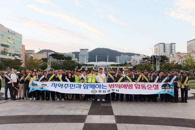 무안경찰이 이상동기범죄 예방 특별치안활동 합동순찰 캠페인을 펼치고 있다. [사진제공=무안경찰서]