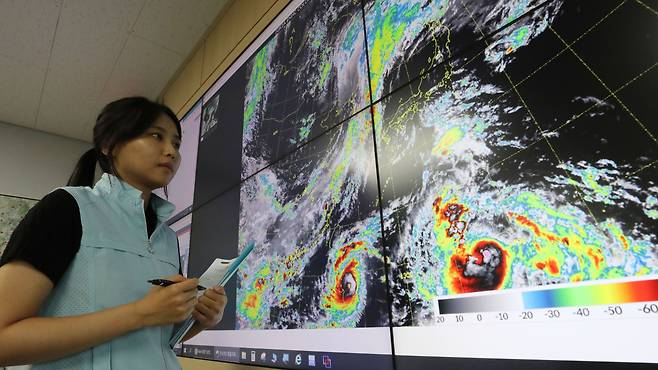 전국 대부분 지역에 비가 내린 29일 오후 경기 수원시 권선구 수도권기상청에서 예보관이 제11호 태풍 '하이쿠이'의 예상 진로를 살펴보고 있다.2023.8.29/뉴스1