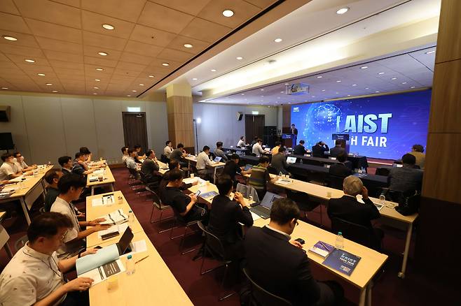 한국과학기술원(KAIST)이 31일 서울 강남 코엑스에서 개최한 '2023 KAIST 테크페어'의 산업화 유망기술 소개 현장. 이날 현장에는 50여명의 기업 관계자가 찾아 협력이 가능한 기술을 검토했다./한국과학기술원