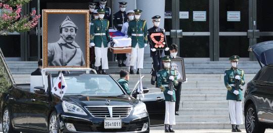 홍범도 장군 유해 안장식이 열린 지난 2021년 8월 국립대전현충원 봉안관에서 의장대가 장군의 영정과 유해를 묘역으로 봉송하고 있다. 사진=대전일보DB