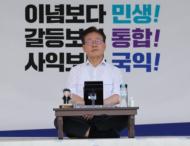 더불어민주당 이재명 대표가 지난 8월 31일 오후 서울 여의도 국회 본청 앞에서 단식하고 있다. 뉴스1