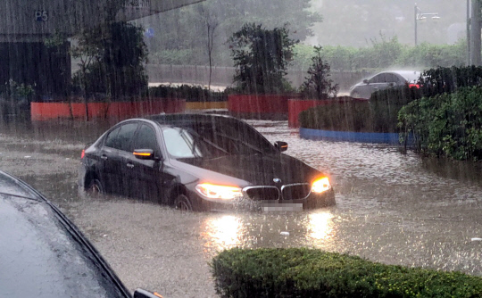 8월 23일 오후 폭우로 청주시 서원구 개신동의 한 도로가 물에 잠겼다. <연합뉴스>