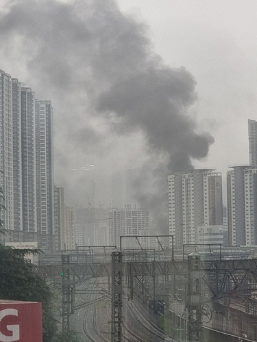 부산 도심 화재1일 부산 동구 한 목욕탕에서 불이 난 모습. [독자 제공=연합뉴스]