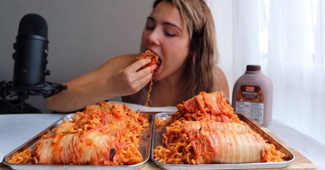 최근 한 외국인의 ‘김치말이 국수’ 먹방 영상이 국내에서 화제다./사진=유튜브 채널 'Veronica Wang' 캡처