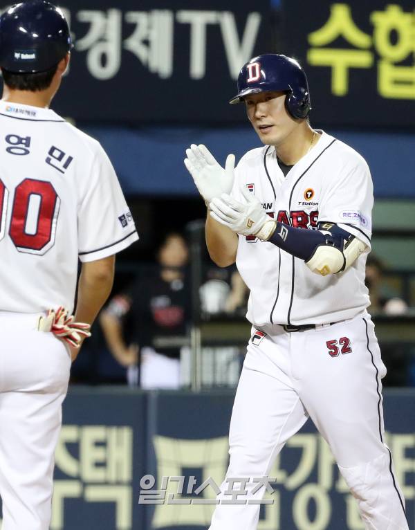 2023 KBO 프로야구 두산베어스와 kt위즈의 경기가 16일 오후 서울 잠실야구장에서 열렸다. 8회말 무사 대타로 나온 김재호가 솔로홈런을 치고 홈인하며 박수를 치고 있다. 잠실=김민규 기자 mgkim1@edaily.co.kr